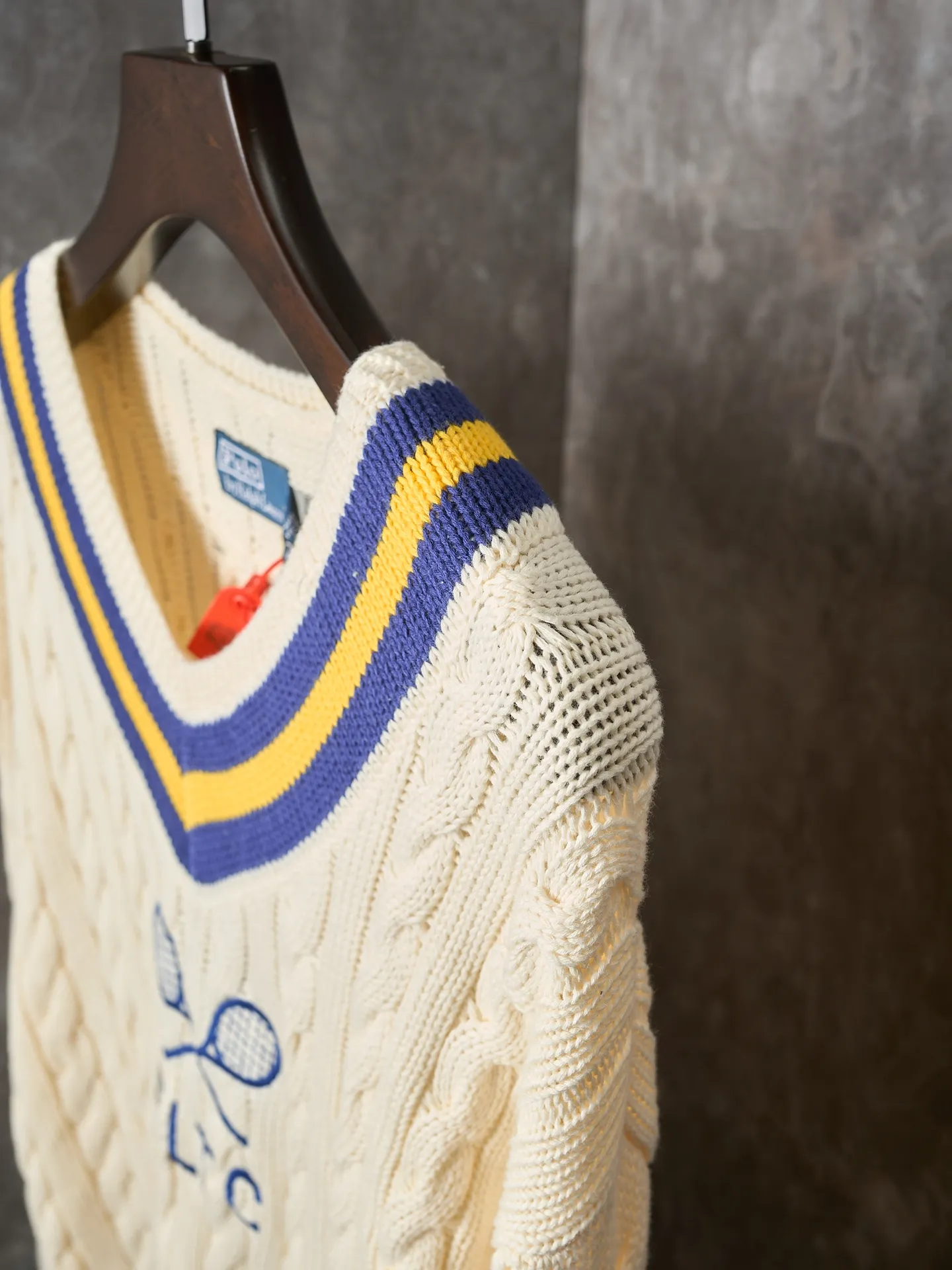 P450 Actual hanging auction] Ralph Lauren/Ralph Lauren tennis cable knitted long-sleeved V-neck sweater [Ready stock] S M L The crossed tennis racket pattern and RLTC lettering on the chest are a clever tribute to the brand's sports spirit. It has an atmosphere of freedom and vitality and is highly recognizable. It interprets high-end style with unique details and paints an enchanting artistic picture. It adopts imported machine embroidery technology and uses advanced computer control systems and precision mechanical components to realize the tennis racket pattern and RLTC lettering embroidery. High precision. The lines are smooth and delicate. Three-dimensional cable weaving. Through clever shifting and interweaving of coils. Cross-shift adjacent coils to form a twisting effect. The lines are smooth and regular. Time-consuming and labor-intensive. Garment washing water is softened and deodorized. The clothes are deeply cleaned and deodorized through professional washing equipment and specific detergents. The feel and appearance of the clothes are improved, and the fit is improved.